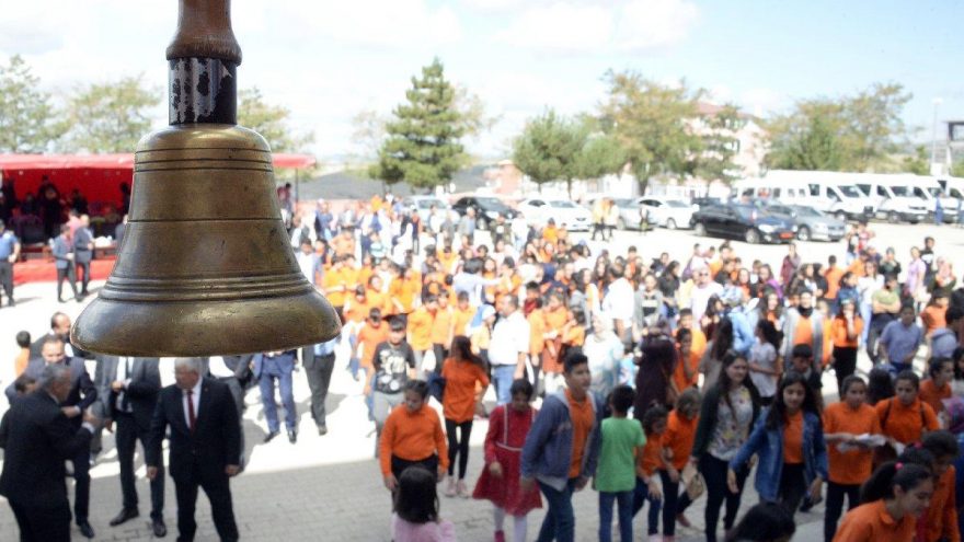 Çocuklar beslenemiyor, öğretmenler barınamıyor